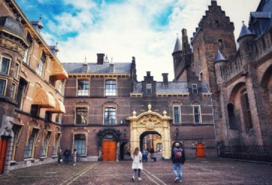 荷兰政要艺术海滨线：阿姆斯特丹+海牙环线包车一日游【政要地标打卡：探访海牙国会大厦、和平宫，感受荷兰权力中心与国际司法象征】