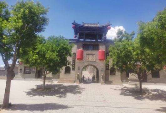 平遥起止/山西黄河壶口瀑布旅游区/王家大院/一日游【壶口瀑布：观看八大景观，黄河水在这里呼啸而下，溅起巨大的浪涛，激起水雾烟云，气势磅礴，令人无不震撼】