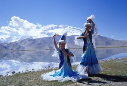 喀什帕米尔高原+喀拉库勒湖景区+白沙湖景区一日游【6人小团】【市区酒店接送，纯玩无购物无自费一价全含，边境通行证免费统一办理。】