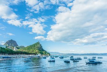 石林+抚仙湖一日游【臻享私家团◉游览时间自由丨三环酒店接送】【[玩乐大师]出发点自由、游玩时间自由、自由畅享、一天玩转两大景点，5A级景区地上看石林+澄澈抚仙湖！】