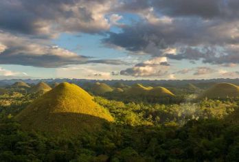薄荷岛网红陆地巡游【巧克力山&眼镜猴&罗博河】+夜追萤火虫【打卡“哈利.波特”取景地-巧克力山，探秘“国宝”眼镜猴，载歌载舞泛舟巡游罗博河！】