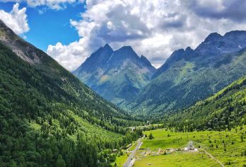 四姑娘山一日游：成都往返+漫步双桥沟+打卡猫鼻梁C【[打卡猫鼻梁]猫鼻梁的风景，如同一幅jue美画卷，俯瞰广阔的山谷与溪流，看雪山巍峨，云海翻涌！】