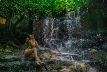 巴厘岛：全包瀑布探险 – Kanto Lampo、Tibumana 和 Taman Sari【包括酒店接送、门票和瓶装水。 在每个地点拍摄令人惊叹的照片，非常适合用于社交媒体。 探索巴厘岛郁郁葱葱的景观中隐藏的瀑布】