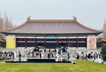 南京博物院+侵华日军南京大屠杀遇难同胞纪念馆一日活动【10年以上资深导游人工讲解、不超20人的精品小团 | 一家一团独立包团讲解等产品自由选择】