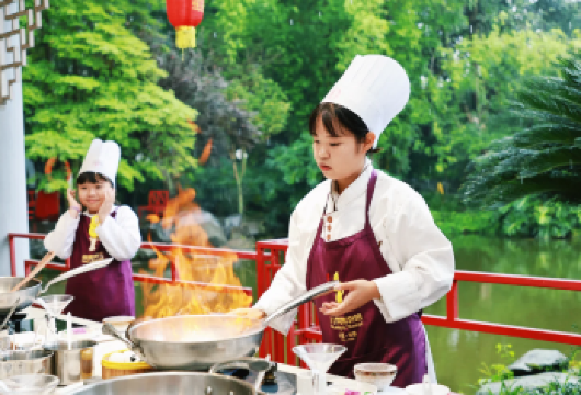 草堂寻诗・川菜匠心研学1日营 | 读诗+学厨+非遗体验【诗食同游：杜甫草堂沉浸式讲诗 + 川菜博物馆学做宫保鸡丁，可报销90元内单边车费】