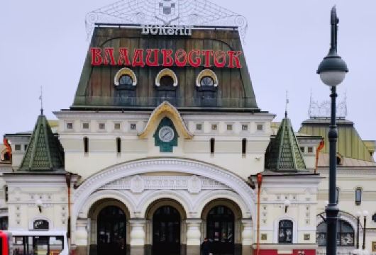 海参崴火车站﹣列宁广场﹣C56潜水艇博物馆﹣鹰巢山（缆车）【[定制包车游]专享中午司机独立包车，市区范围酒店上门接送，行程路线可按需求调整】