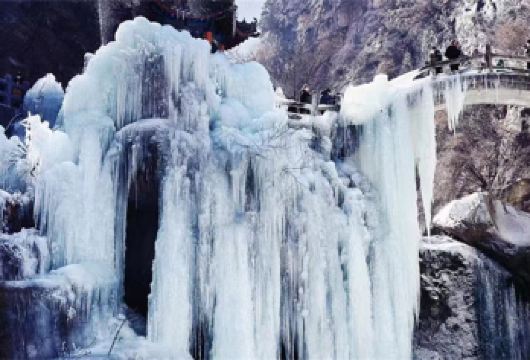 红河谷森林公园+太白山御龙湾温泉【红河谷美冰瀑/体验温泉】【地处秦岭主峰太白山北麓红河流域，东临太白山国家森林公园，冬季赏冰瀑，亲子溜娃各种嬉雪项目。】