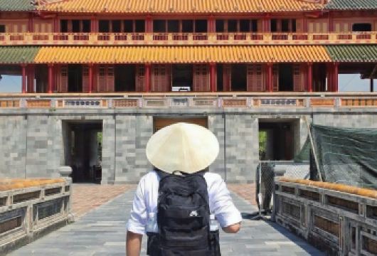 探索顺化皇城：全日导览游，从岘港或会安出发【欣赏拉普安泻湖的迷人风光，探索顺化的亮点景点，如天姥寺和阮朝皇城。 参观以越南与欧洲建筑风格完美融合而闻名的启定陵，了解启定皇帝的历史遗产。 享受从岘港或会安出发的共享接送和导游的本地见解，轻松开启一段丰富的文化之旅。】