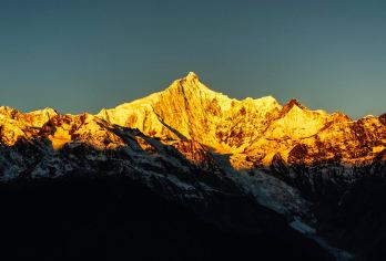 梅里雪山观日出+白马雪山垭口+U型谷一日游浅徒步&赠衣氧跟拍【8人小团/私家团两套餐随心选，梅里雪山+白马雪山两大神山观景打卡一站式游玩，垭口浅徒步撒龙达祈愿递福】