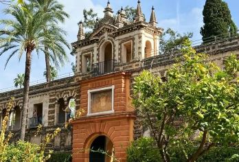 西班牙塞维利亚市区-王宫-大教堂-斗牛场-黄金塔-包车-精选【专属客服和本地中文司机，一家一团包车】