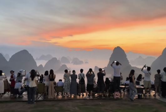 阳朔千里江山图打卡+日初出咖啡店+相公山(2选1）拼车一日游【日出线：日初出咖啡店或相公山可2选1+千里江山打卡地；日落线：日初出咖啡店+相公山+千里江山打卡地】