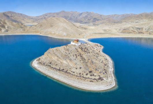 羊湖一日游【1. 颜值天花板：西藏三大圣湖之一，湖水随光影变幻蓝绿渐变，随手出片，视觉震撼。】