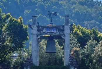 云南腾冲热海风景区+国殇墓园+叠水河瀑布包车一日游中英文服务【千年古城探晋商密码，王家深院读民间故宫，双绝并秀叹三雕神工。】