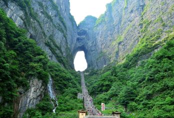 天堂一日游：体验张家界的辉煌，尽在我们的VIP之旅【您的私人导游会处理所有细节，从交通到门票安排，让您可以专注于欣赏令人叹为观止的风景。 您的私人导游了解**路线和隐秘景点，让您避开游客人群，享受更加宁静的体验。 享受专业当地导游的全心全意服务，他将根据您的兴趣和节奏量身定制行程。】