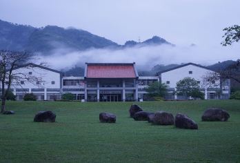 三義木雕老街散策輕旅行一日遊【台灣油礦陳列館、雪霸國家公園-汶水遊客中心、薑麻園休閒園區、水美木雕街】