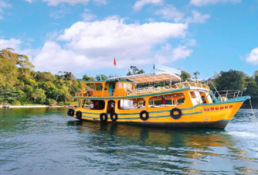 北富国岛潜水与浮潜【探索富国岛北部原始海域，造访拥有绚丽珊瑚礁的Hon Doi Moi岛与Hon Mong Tay小岛。 体验在色彩斑斓的热带海洋生物中潜水或浮潜的乐趣。 在船上享用一顿轻便午餐，放松身心于甲板之上，尽享阳光与海风的抚慰。】