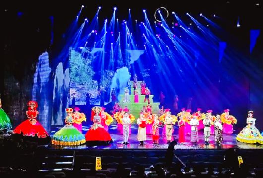 梦幻腾冲大剧院（西山坝剧场）•《梦幻腾冲》演出【亿万年前，地球两大板块在这里剧烈碰撞一时间.几十座火山爆发，岩浆奔涌，天地混沌，山河重组，侧耳倾听】