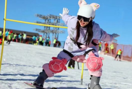 三峡云栖谷国际滑雪场一日游【家门口的滑雪场，新开的滑雪场！】【[缤纷景点]、宜昌人自己的滑雪场，体验“雪中飞驰”的快感！银色风光尽收眼底！】