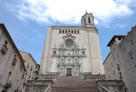 巴塞罗那拼车一日游：Girona古城赫罗纳+奥特莱斯购物村【[优质产品]网红出片线路，精华景点尽揽超美画面。】