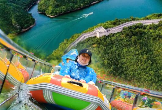 北京黄花城水长城一日游@赏长城+环湖游船+高山漂流+花海磁道【船游长城，近距离观赏长城入水的罕见奇景。登雄伟长城，挑战玻璃吊桥 徒步登上保存完好的明代长城】