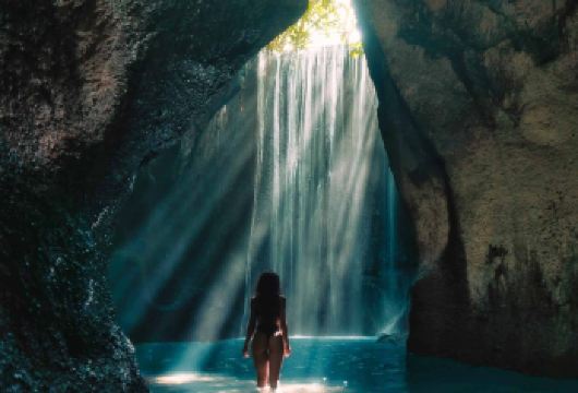 巴厘岛Tukad Cepun瀑布+乌布+自选套餐一日游【[Tukad Cepung瀑布]圆形悬崖让您有置身洞穴的感觉，从洞穴中照射出来的阳光形成迷人的景色】