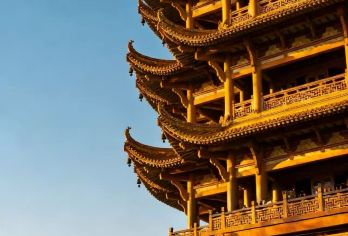 盛迹说丨武汉黄鹤楼半日游【深度讲解诗词名楼 可拼团或私家团】【一层看尽汉阳树，晴川阁下舟楫如梭；二层望断鹦鹉洲，芳草萋萋漫过崔颢的诗行；最上层忽见孤帆远影】