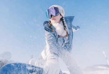 亚布力滑雪（含雪服）【不早起，随时接亚布力西站-含雪具雪板】【[沉浸体验]亚布力滑雪场滑雪3小时，含雪服雪具雪板，沉浸式体验滑雪乐趣。】