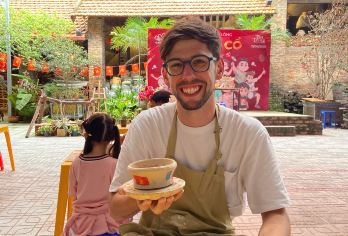 乘坐吉普车或Vespa摩托车游览河内郊区和钵场陶瓷村【骑着复古 Vespa 或吉普车穿过河内宁静的乡村，欣赏红河三角洲的秀丽风光。 探索钵场陶瓷村，并与当地工匠一起体验陶艺制作。 品尝茶、小吃和正宗越南籍，体验地道的当地生活。】