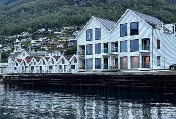 挪威卑尔根沃斯教堂+旺湖+艾于兰峡湾【中文司机+景点可调】【尊享一对一高端行程定制，多日豪华包车专属礼遇，专业旅行顾问24小时恭候垂询。】