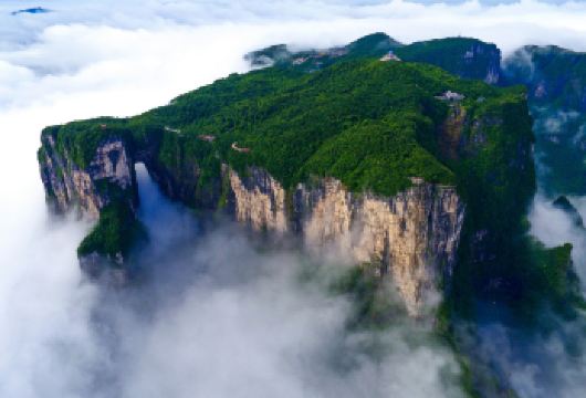 8人小团纯玩中英拼团张家界旅游天门山森林公园一日游【[打卡核心景点]优先锁定A/B线索道，天门洞+999阶梯+玻璃栈道核心打卡游玩】