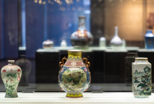 景德镇陶瓷博物馆+三宝村+雕塑瓷厂+瓷宫一日游·可选女司机 【[热门景点]无语佛+三宝村+瓷宫+陶瓷市集】