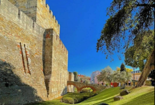 葡萄牙里斯本恩宠观景台-圣若热城堡【中文专车-惬意舒适】【中文专车出行，行程自己定义，无需等待，专属贴心服务，尽享惬意旅程】