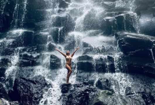 乌布瀑布、水神庙和梯田私人之旅【追逐令人惊叹的瀑布——探索 Tukad Cepung、Tibumana 和 Kanto Lampo 瀑布的隐秘之美，在那里您可以游泳，欣赏丛林美景 体验巴厘岛文化——参观神圣的圣泉寺，在那里您可以参加传统的净水仪式。 惊叹于德格拉朗梯田——漫步巴厘岛标志性的德格拉朗梯田，沉浸在郁郁葱葱的绿色景观中，品尝咖啡】