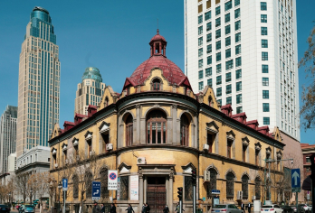 天津解放北路风情区半日游 东方华尔街讲解2.5小时 窦窦专场【解放北路历史街区又被称为东方华尔街，道路两旁矗立着20世纪初建立的各国银行和洋行】