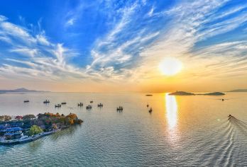 鼋头渚+惠山古镇一日游【专享古船登岛+车登鹿顶山+品茗听曲】【[品质出行]景区官方旅行社精心打造，精选双5A景区带你深度感受“太湖明珠”无锡的底蕴与风情。】