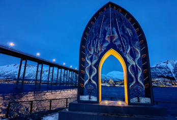 挪威特罗姆瑟出发：极地博物馆+缆车观光台+大教堂+湖区一日游【探秘百年极地博物馆，赏大教堂建筑，乘缆车俯瞰全城，览湖区风光，尽享特罗姆瑟北极魅力。】