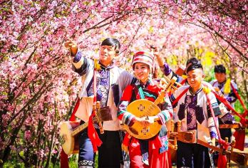 昆明石林风景区一日游【原创•10点晚出发懒人商务小团 】【[原创升级]全新起航10点晚出发懒人小团，睡到自然醒，懒人游之选！晚餐赠云南特色过桥米线】