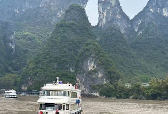 桂林：漓江一日休闲游船私人之旅【可以选择三星级或四星级船只。 探索桂林和阳朔举世闻名的秀丽风光 从您当地酒店出发的往返私人交通服务让出行更加轻松便捷。】