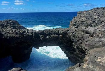 毛里求斯鹿洞火山口+圣水湖+自然桥+蓝湾一日游【探秘鹿洞火山口，徜徉圣水湖，南部人气景点一网打尽】