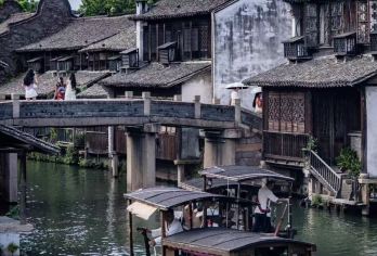 上海到乌镇：东栅景区一日游&西栅景区夜游+汉服拍照【参观拥有1300年历史的古水镇 有机会尝试汉服拍摄（自费） 欣赏水镇的日景和夜景】