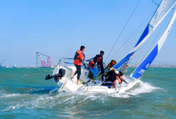 厦门帆船出海+赶海体验一日游（赠午餐+接送·萌发地套餐可选）【[特色体验]体验刺激帆船出海+赶海抓蟹，感受美好的亲子欢乐时光！奔赴大海风光无限！】