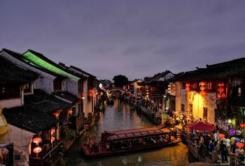 上海往返 苏州寒山寺+枫桥景区+艺圃+山塘街舒适包车一日游【打卡苏州小众园林景点，感受江南水乡的优雅】