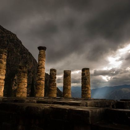 雅典周边游+德尔斐遗址+阿拉霍瓦小镇【悬崖小镇】【中文司机】