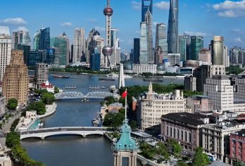 城隍庙、豫园和外滩黄浦江夜游【走进上海豫园，漫步城隍庙旁的老街，沉浸在老上海的氛围中。 欣赏外滩的标志性建筑，欣赏黄浦江的夜景，饱览陆家嘴现代天际线的壮丽全景。 配备专业耳机和专属导游，提供**讲解。】