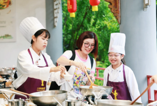 武侯寻迹・川菜匠心 1 日营 | 探三国 + 学川菜【探古学厨一站式：武侯祠沉浸式听三国 + 川菜博物馆学做菜，可报销 90 元内前往博物馆打车费】