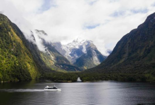 新西兰米尔福德峡湾游船之旅【含船票+午餐/多种玩法线路可选】【深入峡湾国家公园，沿途穿越湖泊、山谷与隧道，饱览联合国教科文组织世界遗产级的原始风光。】