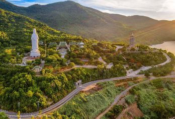 灵应寺山茶半岛 + 五行山 + 夜游会安：从岘港出发的拼团【参观山茶半岛灵应寺并探索五行山洞穴，欣赏自然与佛教建筑之美。】