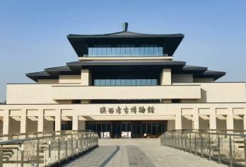 陕西考古博物馆+钟鼓楼广场+回民街+高家大院+西安城墙一日游【[私家出行]家庭包车私享小团，亲子家庭出行，西博或考古二选一，赠考古西博讲解，时间灵活自由，轻松出行】