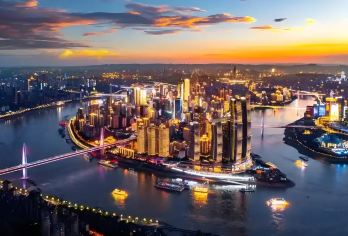 重庆长江索道+三峡博物馆+李子坝轻轨穿楼+洪崖洞+磁器口古镇【[自营精选]长江索道俯瞰两江，三峡博物馆藏文明密码，轻轨穿楼奇观，红色景点忆历史，古镇品美食文化。】