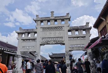 贵阳黔灵山公园+青岩古镇+花溪夜郎谷+双子塔上门接送【不用早起，点对点接送，自由小团，精致小团，来看看黔灵山的灵猴，舒适一日游，轻松亲子游】